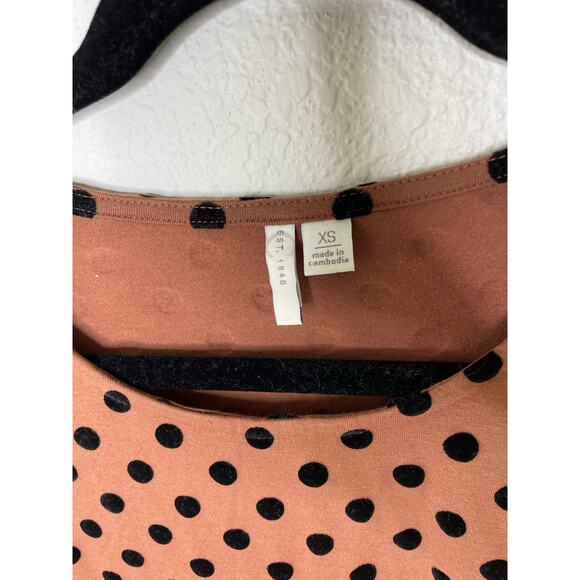 Amazon Boutique Polka Dot Short Sleeve Shirt Womens size xsmall - Picture 3 of 6